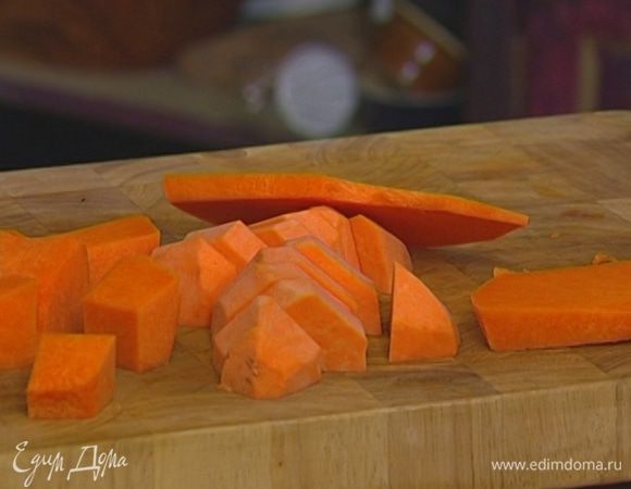 Тыкву и сладкий картофель почистить и нарезать крупными кубиками.