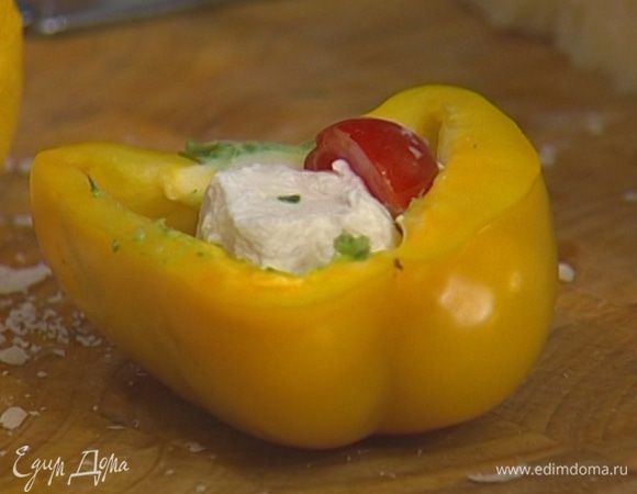 Каждую половинку перца начинить 1 ч. ложкой соуса песто, кусочком козьего сыра и разрезанным пополам помидором черри.