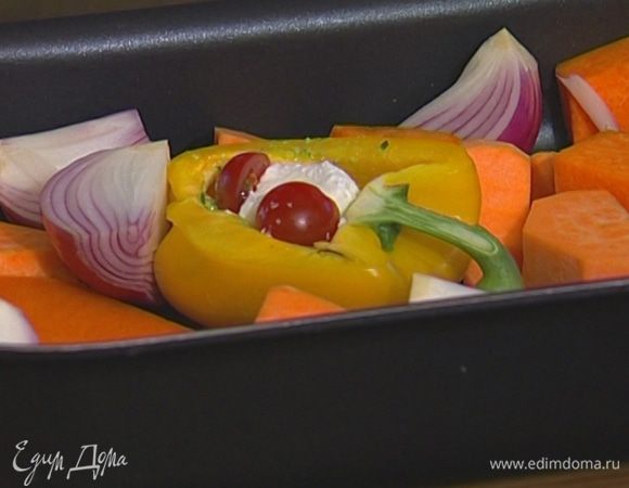 Уложить тыкву, сладкий картофель, лук, перец и оставшиеся помидоры в глубокий противень, полить оставшимся оливковым маслом и поперчить.