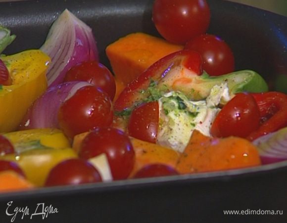 Накрыть овощи фольгой и запекать в разогретой духовке 20 минут, затем фольгу снять, присыпать оставшимся козьим сыром и запекать еще 10 минут.