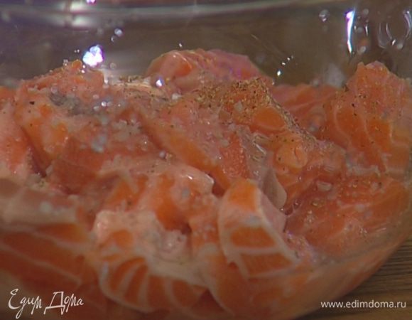 Рыбу нарезать кубиками размером 1–2 см, уложить в глубокую посуду, добавить сок половинки лимона, оливковое масло, по щепотке соли и перца.
