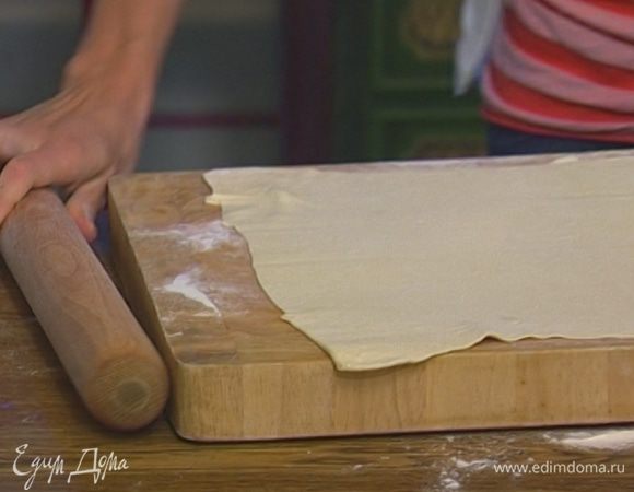 Тесто разморозить и на присыпанной мукой поверхности раскатать как можно тоньше. 