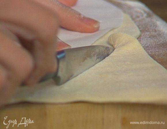 Сделать из бумаги шаблон в виде рыбы, положить на тесто и вырезать из теста рыбу, отступая от шаблона на 1 см. 