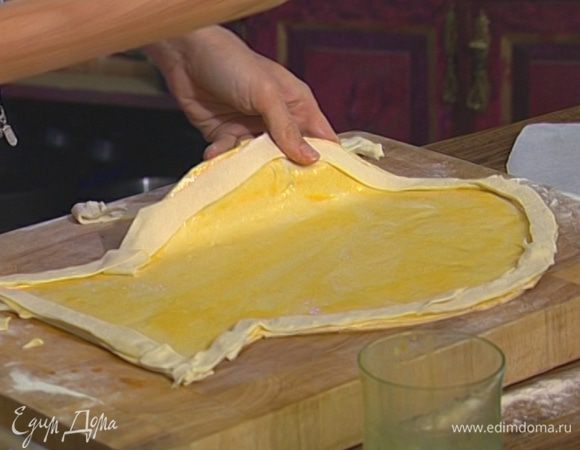 Застелить противень бумагой для выпечки, смазав ее растительным маслом и уложить рыбу из теста на противень.
