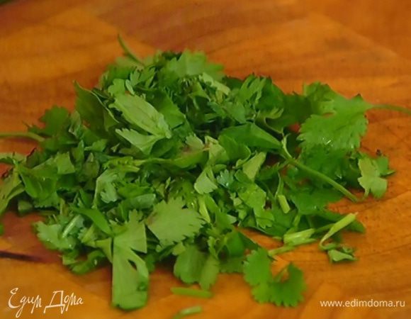 Оставшийся тархун и петрушку мелко порубить.