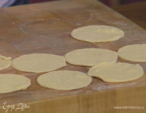 Раскатать второй пласт теста и вырезать из него по бумажному шаблону нос и хвост рыбы. Из оставшегося теста с помощью стаканчика с тонкими краями вырезать небольшие кружки.