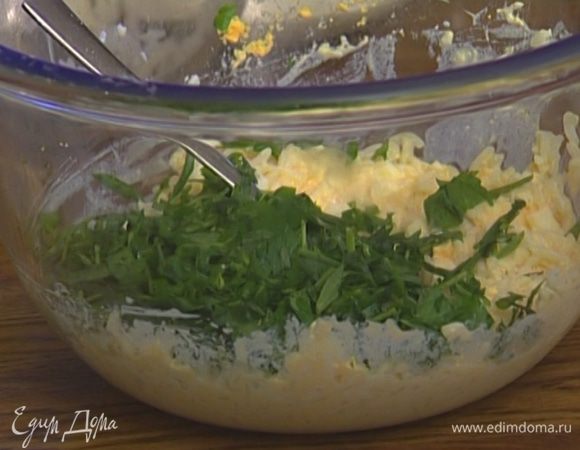 Яйца измельчить вилкой, добавить сливки, 4 ст. ложки риса, измельченную зелень, по щепотке соли и перца и все хорошенько вымешать. 