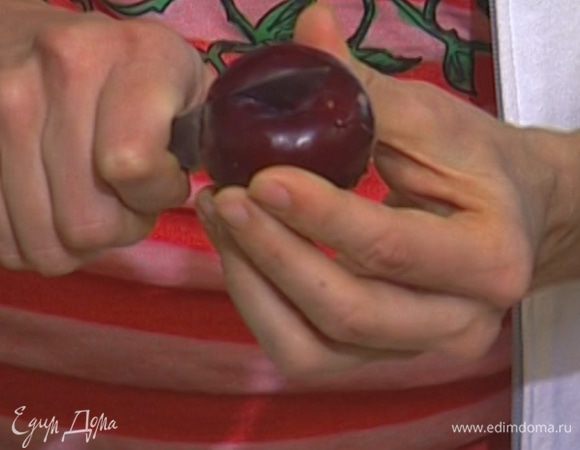 Сливы вымыть, сделать на каждой надрез по всей окружности. 