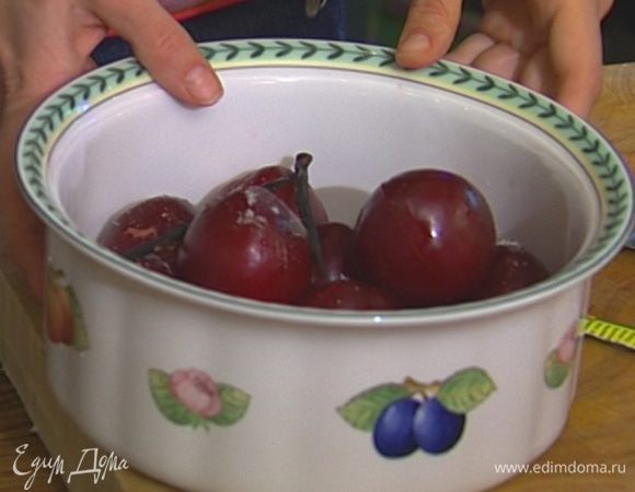 Присыпать сливы сахаром, полить 4 ст. ложками кипятка и портвейном, добавить стручок ванили. 