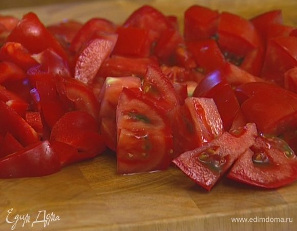 Помидоры нарезать кусочками.