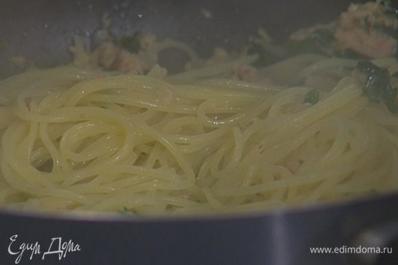 Готовые макароны выложить в сковороду с соусом, влить 1–2 ч. ложки оливкового масла и, помешивая, прогревать все вместе еще 1–2 минуты на медленном огне.