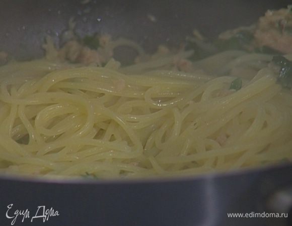 Готовые макароны выложить в сковороду с соусом, влить 1–2 ч. ложки оливкового масла и, помешивая, прогревать все вместе еще 1–2 минуты на медленном огне. 