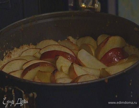 Уложить на тесто яблоки без сока, стараясь уместить как можно больше.