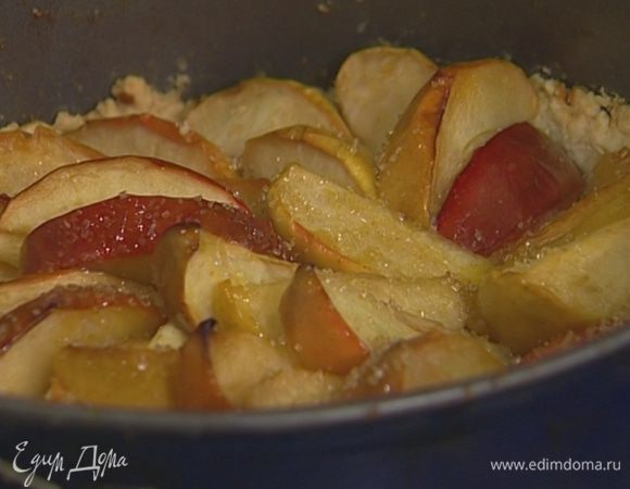 Поставить на верхний уровень духовки еще на 3 минуты, чтобы яблоки слегка закарамелизировались.