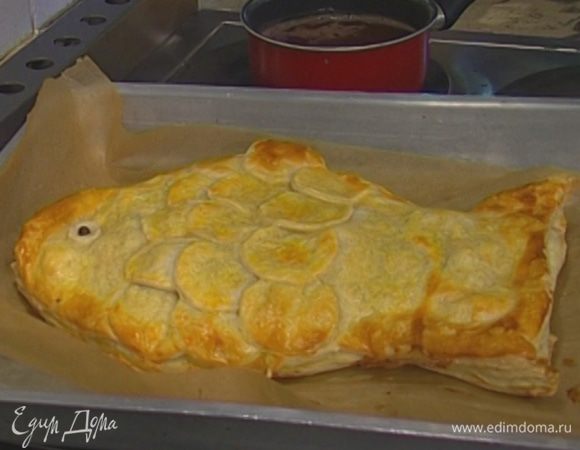 Выпекать пирог 5 минут при температуре 190°С, затем убавить температуру до 150°С и выпекать еще 15 минут.