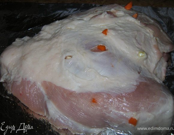 Чеснок и 1шт. не большую морковь почистить и нарезать небольшими кусочками,которыми нашпиговать мясо.