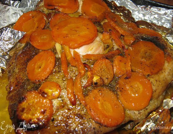 Вторую морковь большую порезать кольцами.По истечению времени натереть свинину ещё раз обложить кругляшками морковки,и завернуть в фольгу для запекания.Запекать в духовке при темп.200С,в течении 1часа.После чего фольгу с верху открыть,что бы мясо подрумянилось и оставить ещё на 30 минут в духовке.