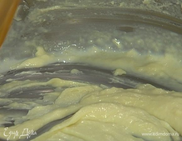 Не переставая мешать, тонкой струйкой влить молоко. Держать соус на огне еще 1‒2 минуты, затем снять с огня и дать ему остыть. Если в соусе есть комочки, протереть через сито или взбить блендером. 