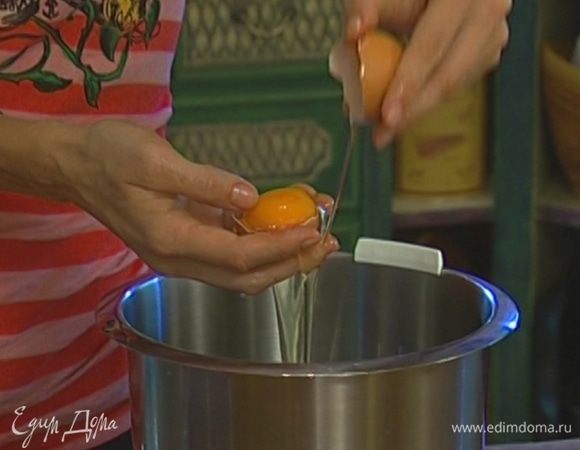 Желтки отделить от белков. 