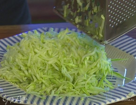 Цукини натереть на крупной терке. 