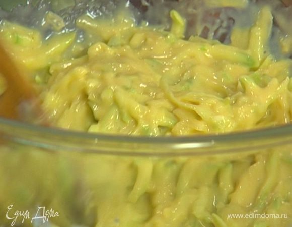 Желтки ввести в остывший соус, добавить цукини и 25 г натертого пармезана. 