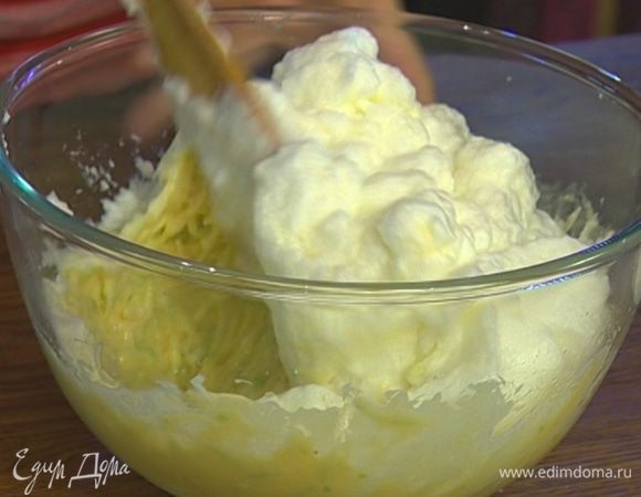 Белки взбить со щепоткой соли, добавить в тесто, аккуратно перемешать.