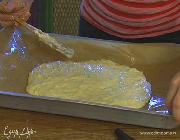 Выстелить большой противень бумагой для выпечки, смазанной оливковым маслом, и выложить тесто на бумагу, равномерно распределяя его по бумаге. Отправить в разогретую духовку и выпекать 10–15 минут.