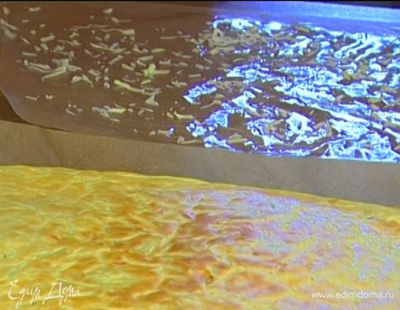 Перевернуть на него пропекшийся пласт теста так, чтобы бумага, на которой он выпекался, осталась сверху. 