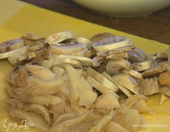 Свежие грибы нарезать кусочками.