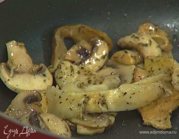 Разогреть в сковороде 2–3 ст. ложки оливкового масла, обжарить свежие грибы, добавить к ним размоченные сухие грибы, еще немного все прогреть и снять с огня.