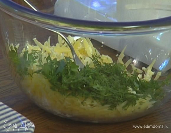 Приготовить начинку: творог перемешать с натертым грюйером, добавить отваренный рис, измельченную зелень, грибы, посолить, поперчить и перемешать.