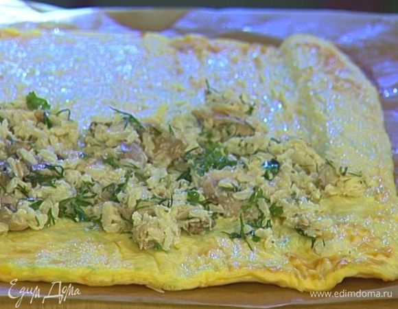 Развернуть рулет, выложить на него начинку и равномерно распределить.
