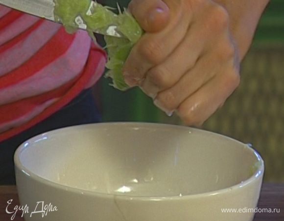 Из лайма выжать 3 ст. ложки сока.