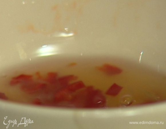 Приготовить маринад: измельченный чили перемешать с соком лайма, медом, белым вином и уксусом.