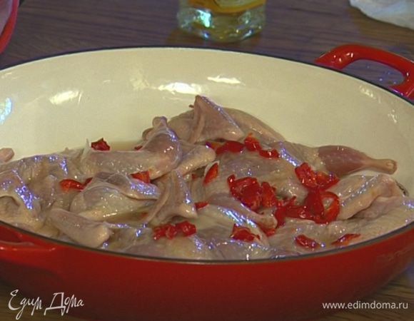 Выложить перепелок вместе с маринадом в тяжелую кастрюлю, которую можно ставить в духовку, слегка присыпать крупной солью, накрыть крышкой и отправить в разогретую духовку на 20–25 минут, затем снять крышку и запекать перепелок еще 5–10 минут.