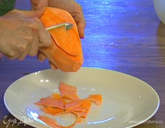 Сладкий картофель и корень сельдерея почистить и нарезать с помощью овощечистки на тонкие полоски.