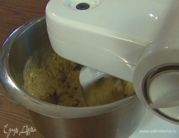 Взбить 300 г предварительно размягченного сливочного масла вместе с сахаром, ввести по одному яйца, затем добавить миндаль.