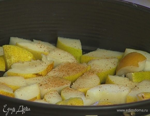 Смазать разъемную форму для выпечки оставшимся сливочным маслом, выложить на дно груши, присыпать мускатным орехом. 