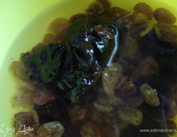 Замочить чернослив и изюм. Залить теплой водой так, чтобы она покрывала фрукты.