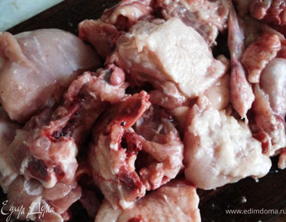 Порезать курицу на порционные куски.