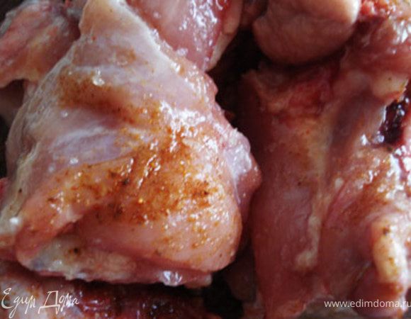 Мясо посолить и добавить специи.