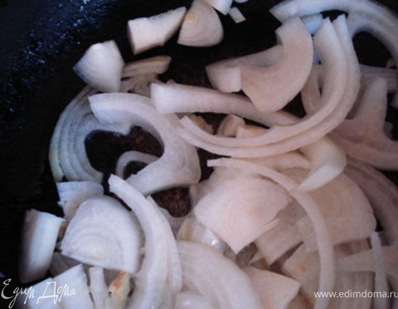 Лук порезать полукольцами и обжарить до прозрачности.