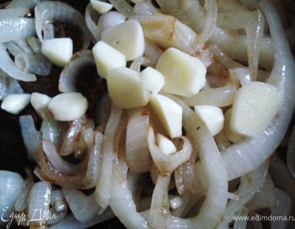 Чеснок порезать и добавить к луку и все еще немного пожарить.