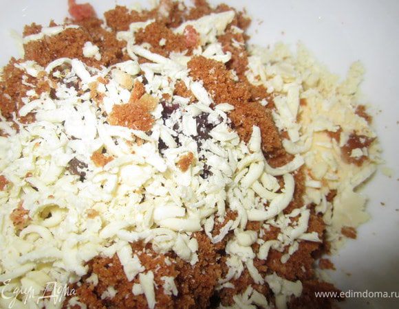 Натереть белый или черный шоколад.