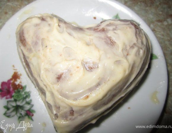 Размягченное масло смешать с сахарной пудрой.
Достать сердце из холодильника, обмазать масляным кремом.
Поставить в холодильник на 30 минут.