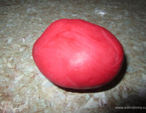 Подготовить красную мастику.