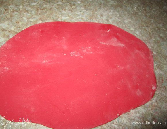 Раскатать мастику, не сильно тонко!