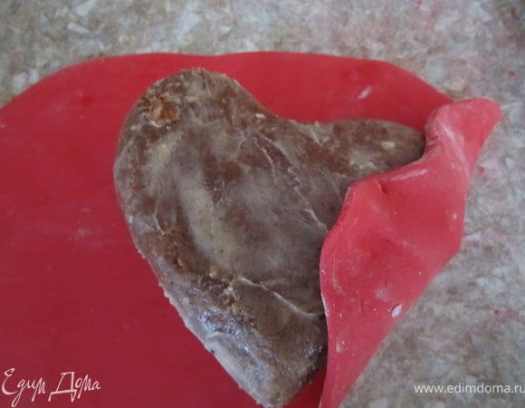 Аккуратно завернуть сердце в мастику. Разглаживая и выравнивая.