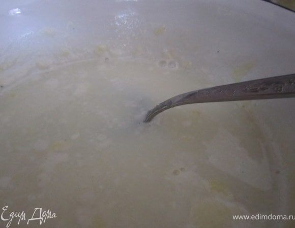 Приготовить пропитку.
Молоко закипятить, добавить сахар. Проварить 10-15 минут, пока сироп не начнет немного густеть( должно быть консистенция жидкой сгущенки).