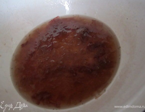 В розовое варенье добавить 3-4 ст.л. воды.
Закипятить.Охладить.